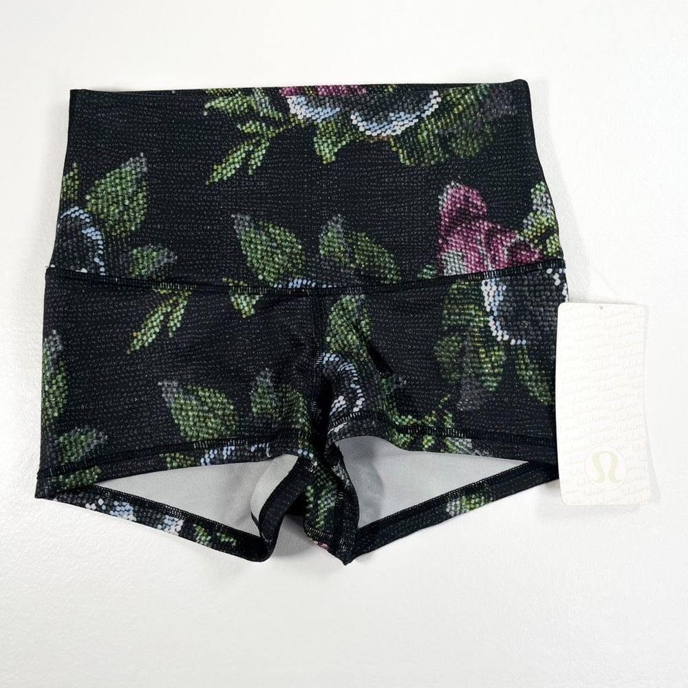 NWT Lululemon Boogie Womens Size 6 Black Graphic Print Roll Down Athletic Shorts